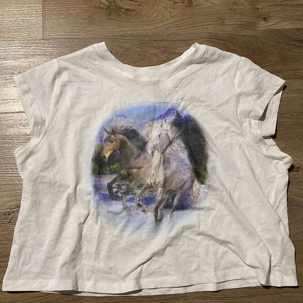 white h&m cropped horse shirt